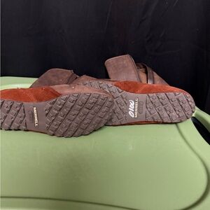 Women’s Merrell boots moccasins super comfy. Easy to clean size 7